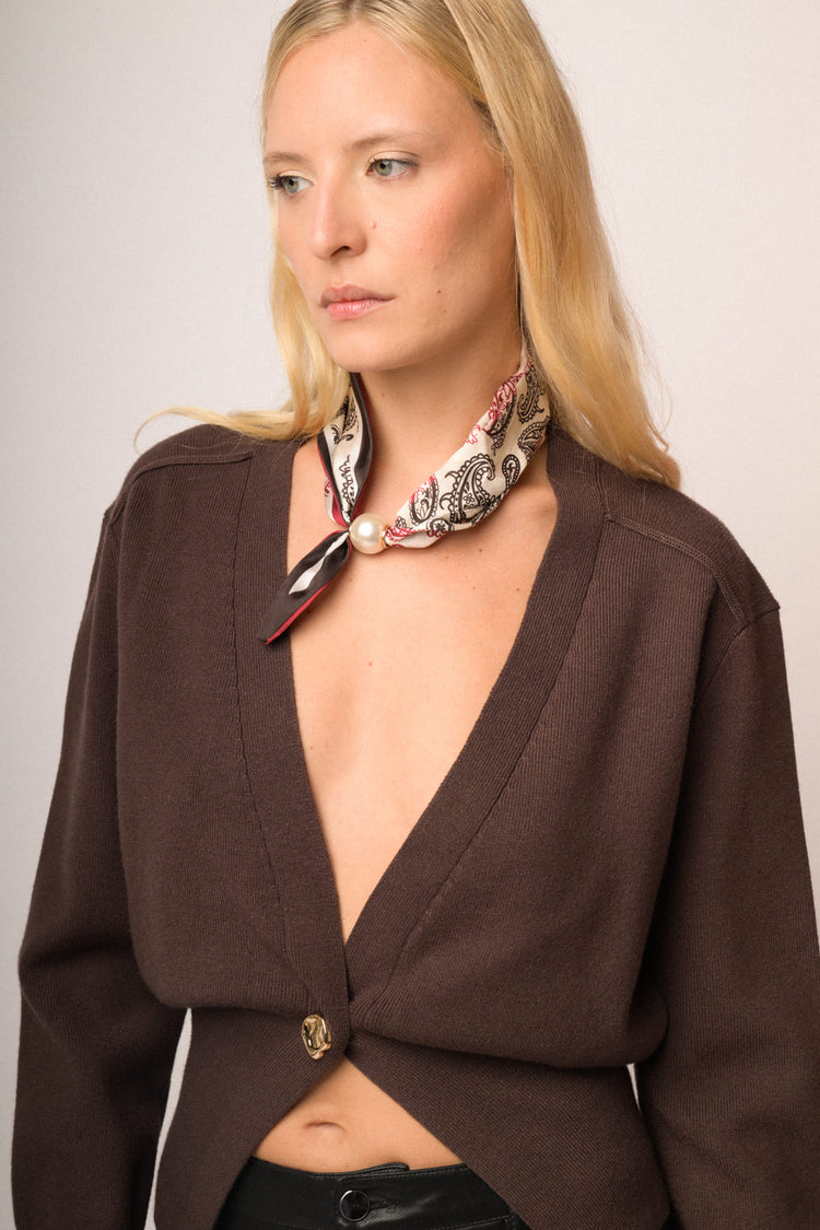 Maglia scollata con bottone