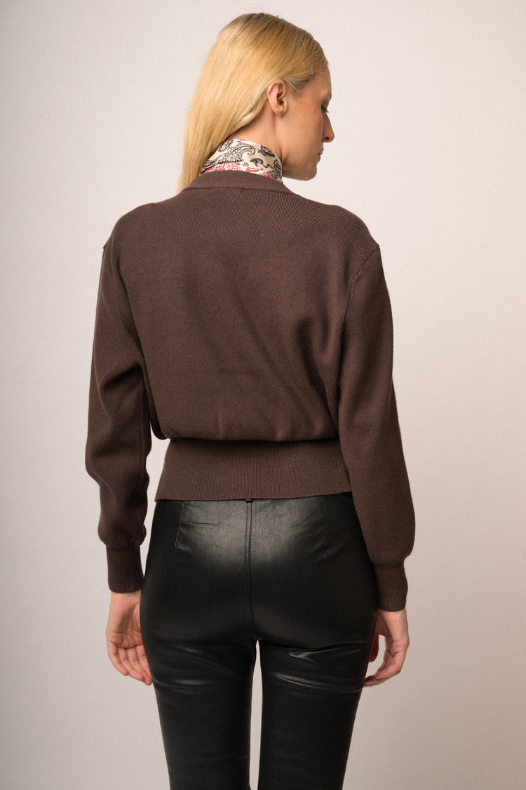 Maglia scollata con bottone