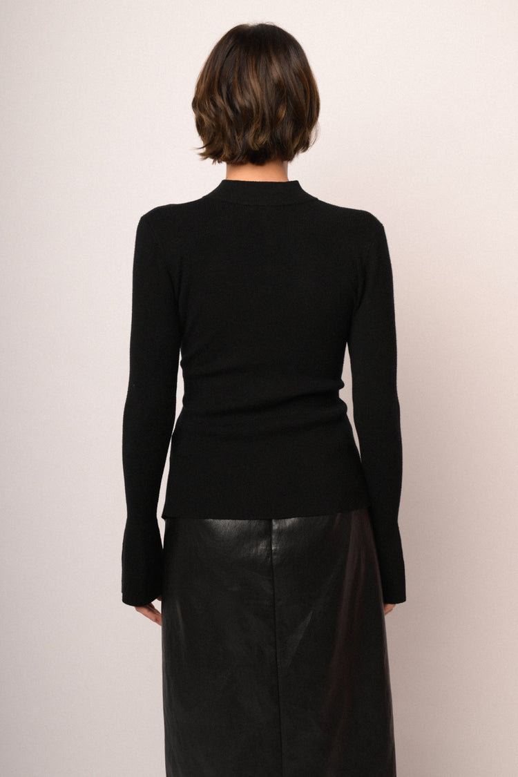 Maglia con incrocio e bottoni