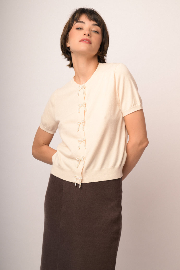 Cardigan beige a maniche corte con fiocchi di perline