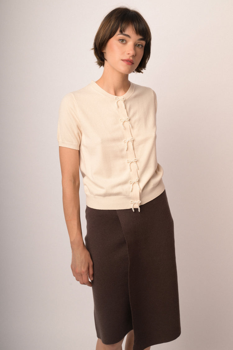 Cardigan beige a maniche corte con fiocchi di perline