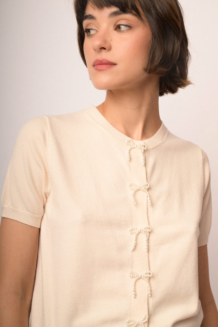 Cardigan beige a maniche corte con fiocchi di perline