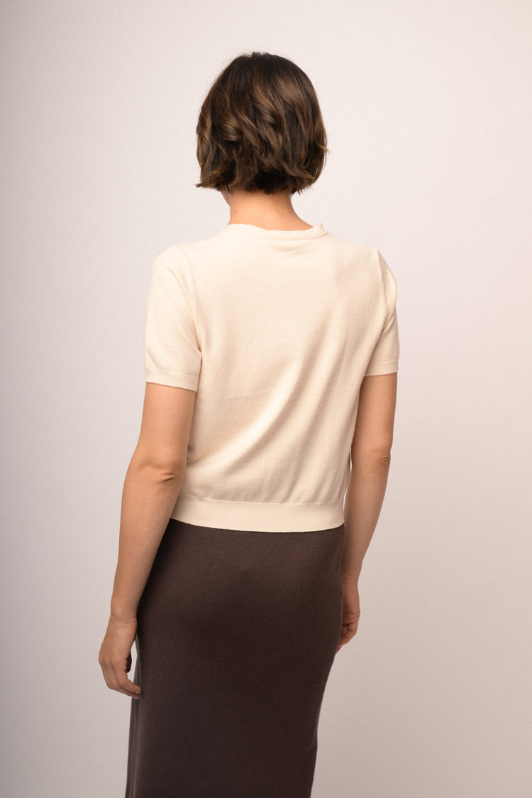 Cardigan beige a maniche corte con fiocchi di perline