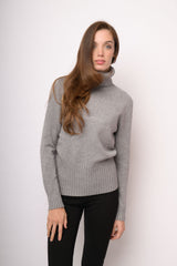 Maglia a collo alto a costine grigia