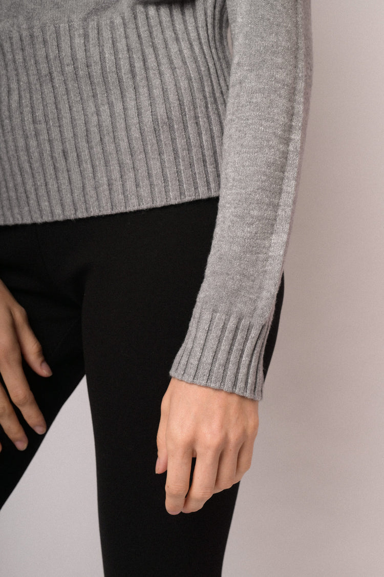 Maglia a collo alto a costine grigia