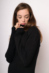 Maglia a collo alto a costine nera