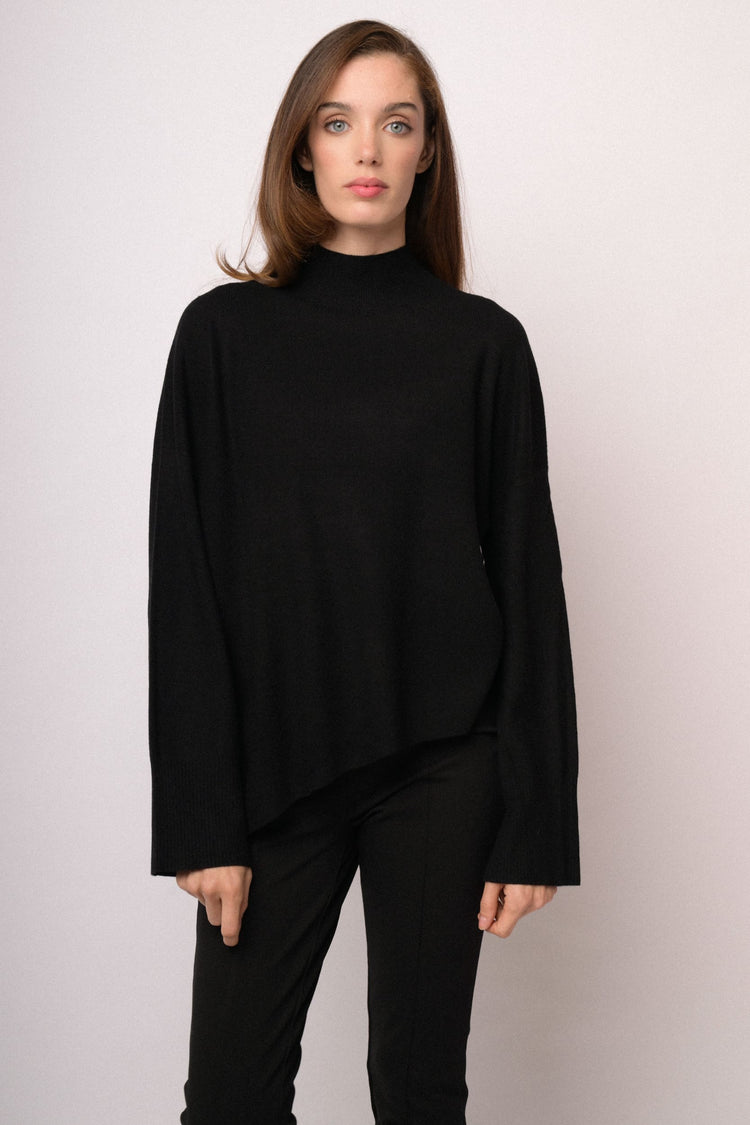 Maglia over nera con fondo asimmetrico