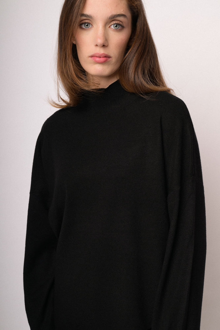 Maglia over nera con fondo asimmetrico