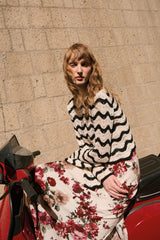 Pull crochet a righe con maniche svasate