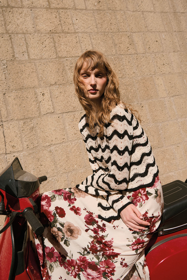 Pull crochet a righe con maniche svasate