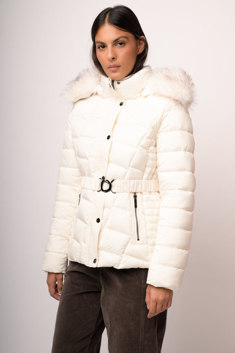 Piumino corto avorio con cintura e cappuccio in faux fur