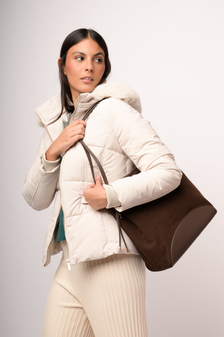 Piumino corto beige con cappuccio in faux fur