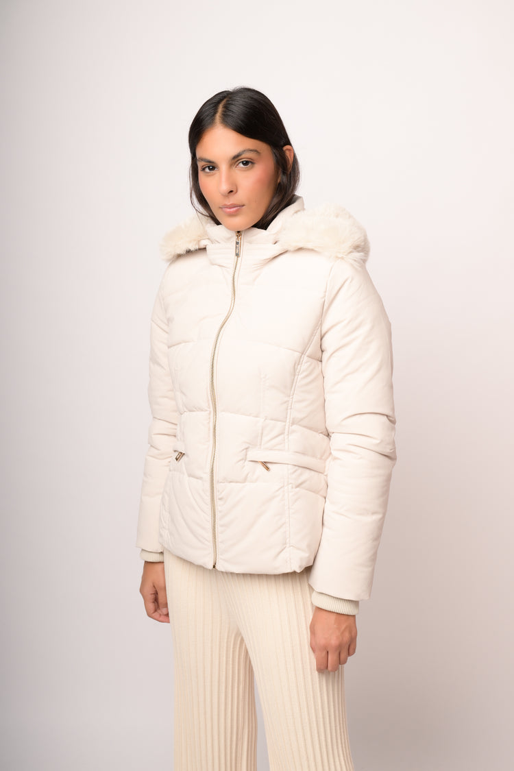 Piumino corto beige con cappuccio in faux fur