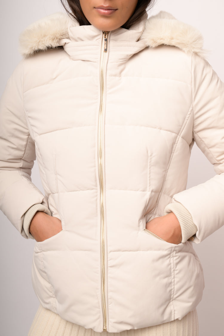 Piumino corto beige con cappuccio in faux fur