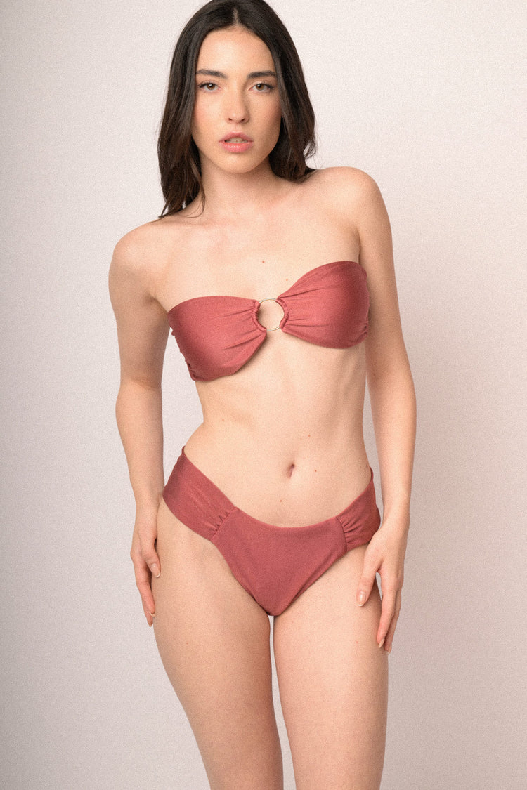 Slip sgambato lucido