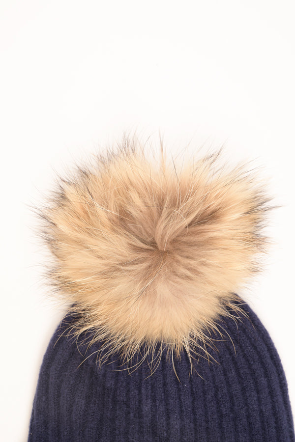 Cappello a coste con pon pon blu