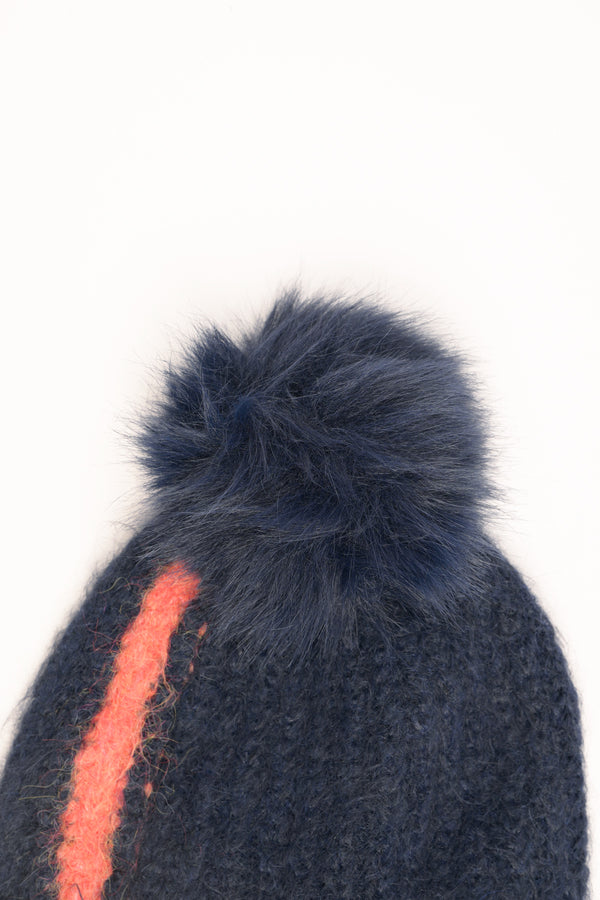 Cappello con pon pon e dettagli blu