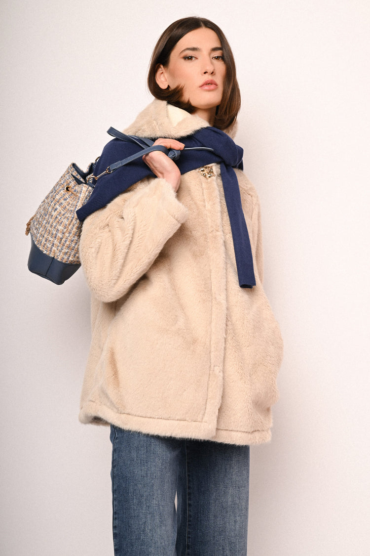 Giacca in faux fur con cappuccio e bottone-gioiello