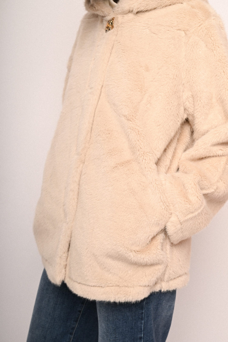 Giacca in faux fur con cappuccio e bottone-gioiello