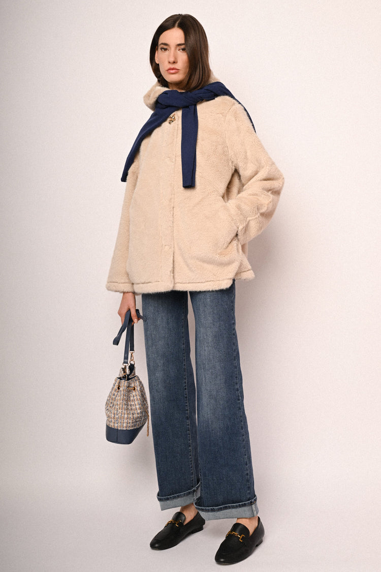 Giacca in faux fur con cappuccio e bottone-gioiello