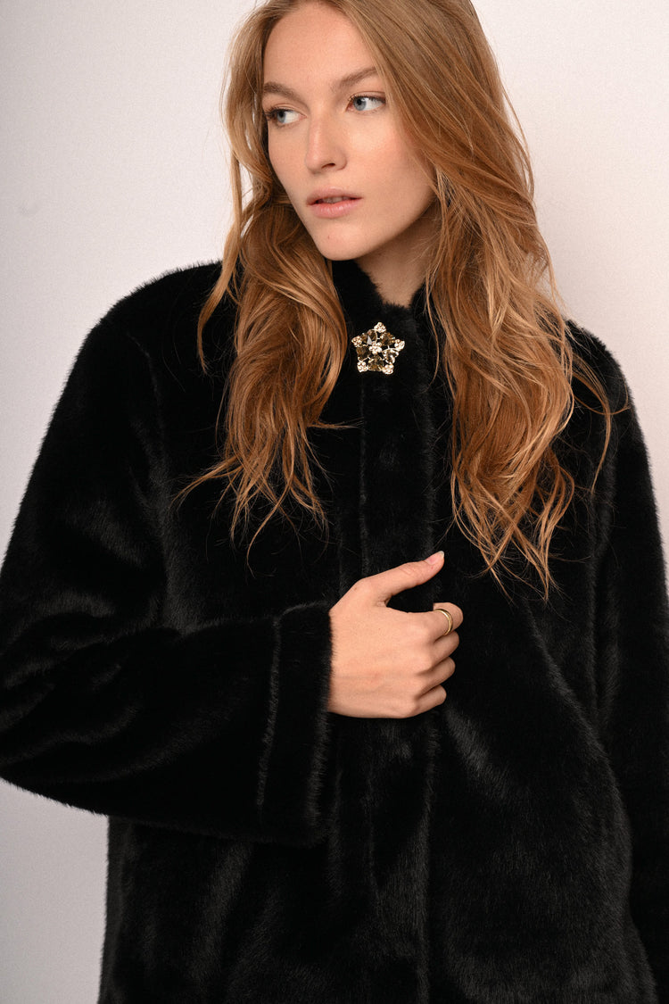 Giacca in faux fur con cappuccio e bottone-gioiello