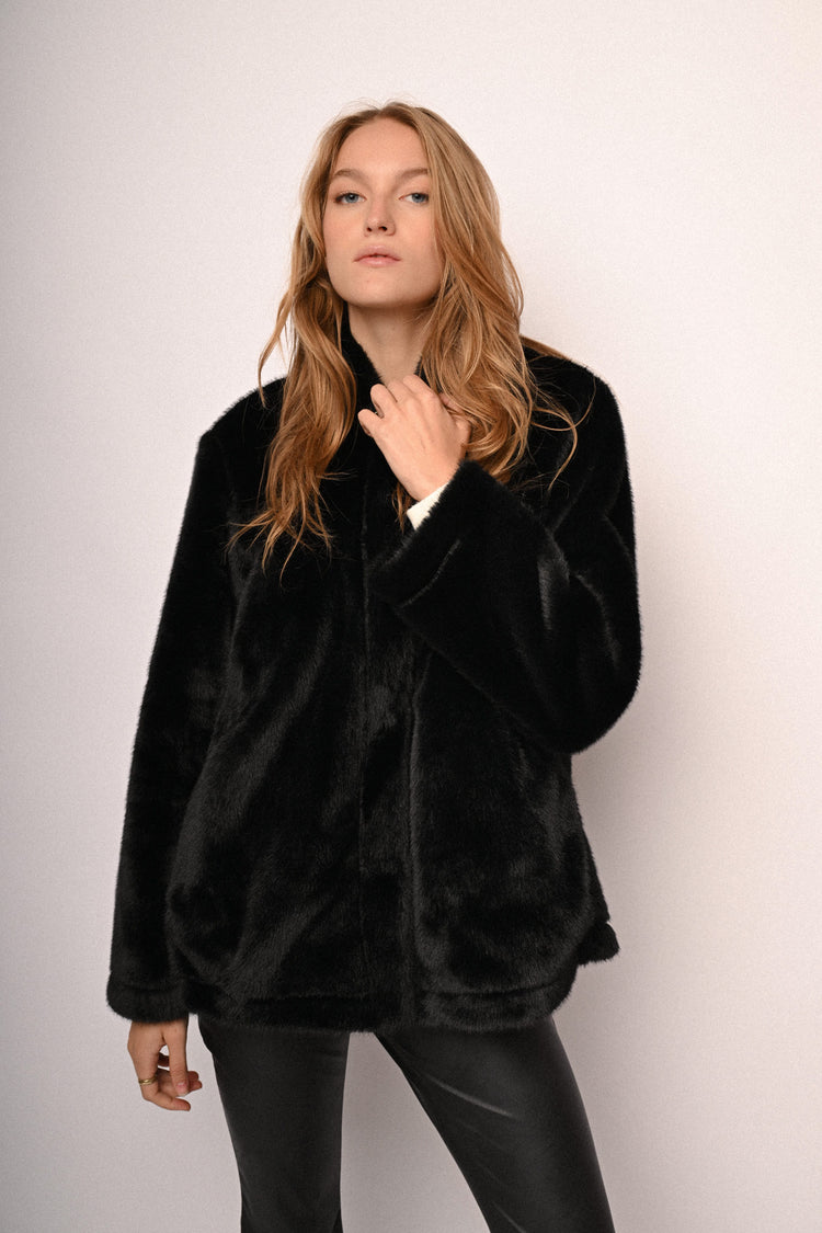 Giacca in faux fur con cappuccio e bottone-gioiello