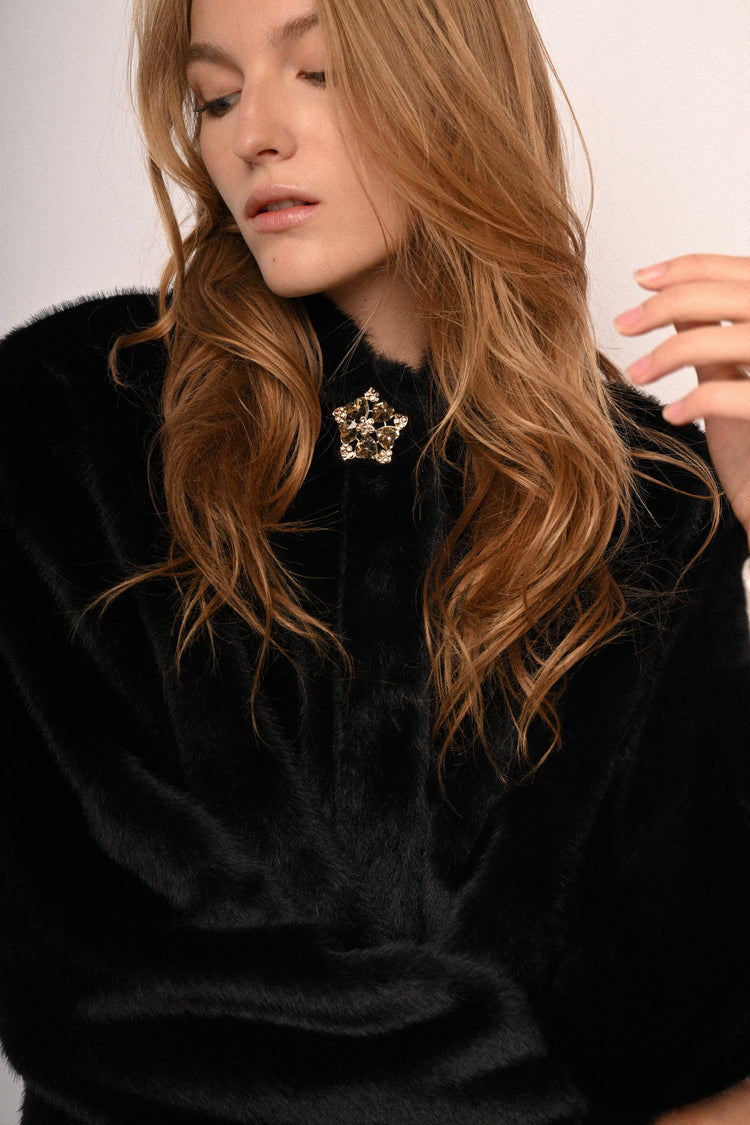 Giacca in faux fur con cappuccio e bottone-gioiello