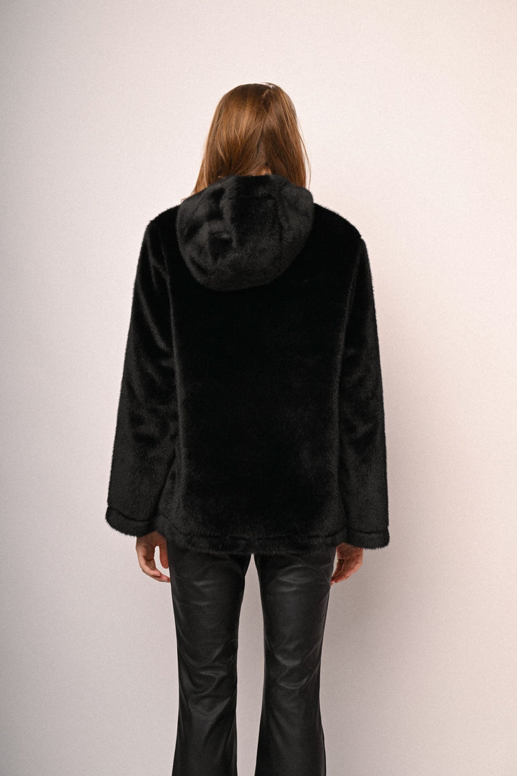 Giacca in faux fur con cappuccio e bottone-gioiello