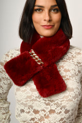 Sciarpa in faux fur con fibbia gioiello
