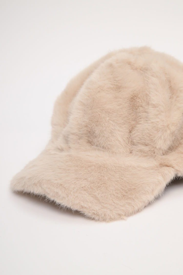 Cappello peloso con visiera