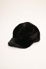 Cappello peloso con visiera