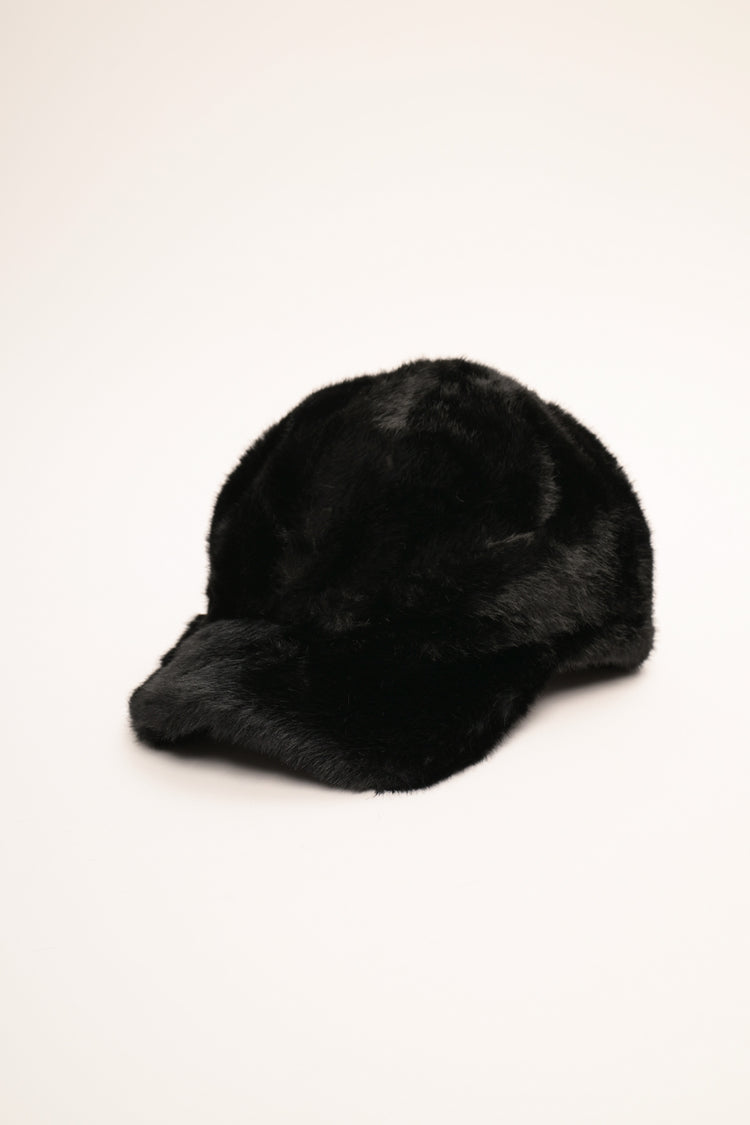 Cappello peloso con visiera