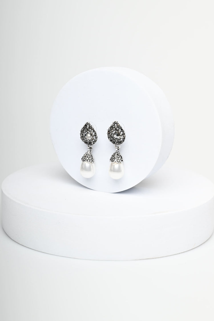 Orecchini con strass e perla