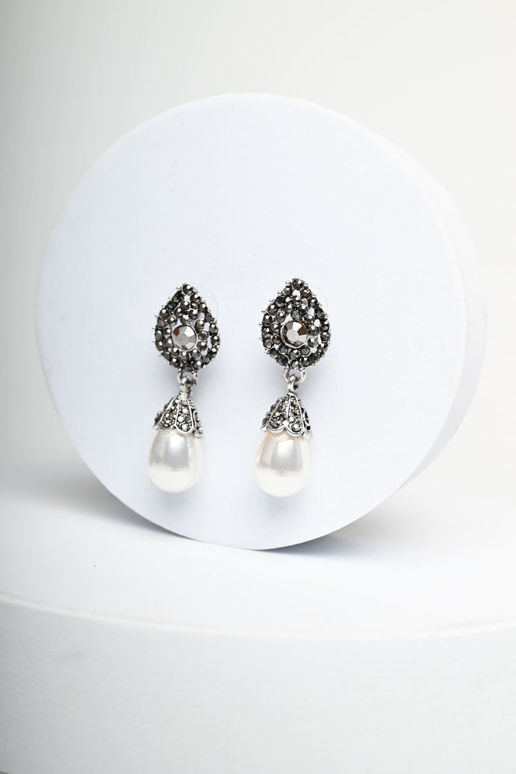 Orecchini con strass e perla