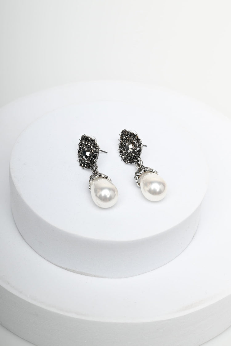 Orecchini con strass e perla