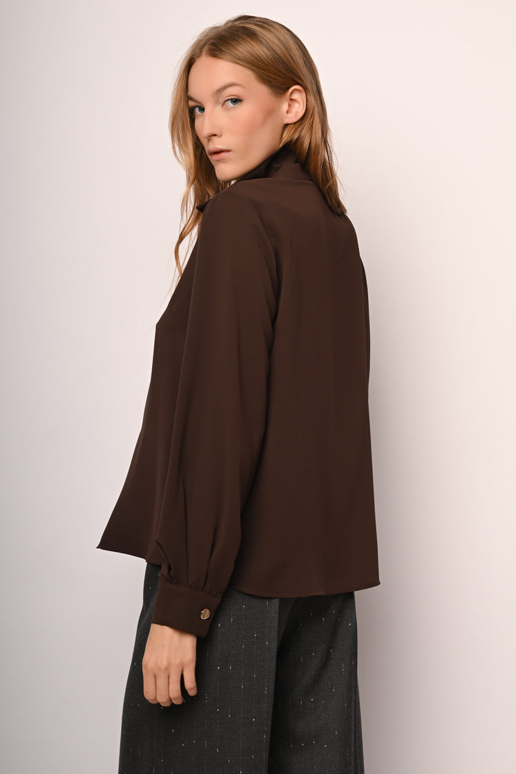 Camicia con bottoni dorati