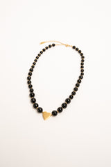 Collana con perle nere e pendente a cuore