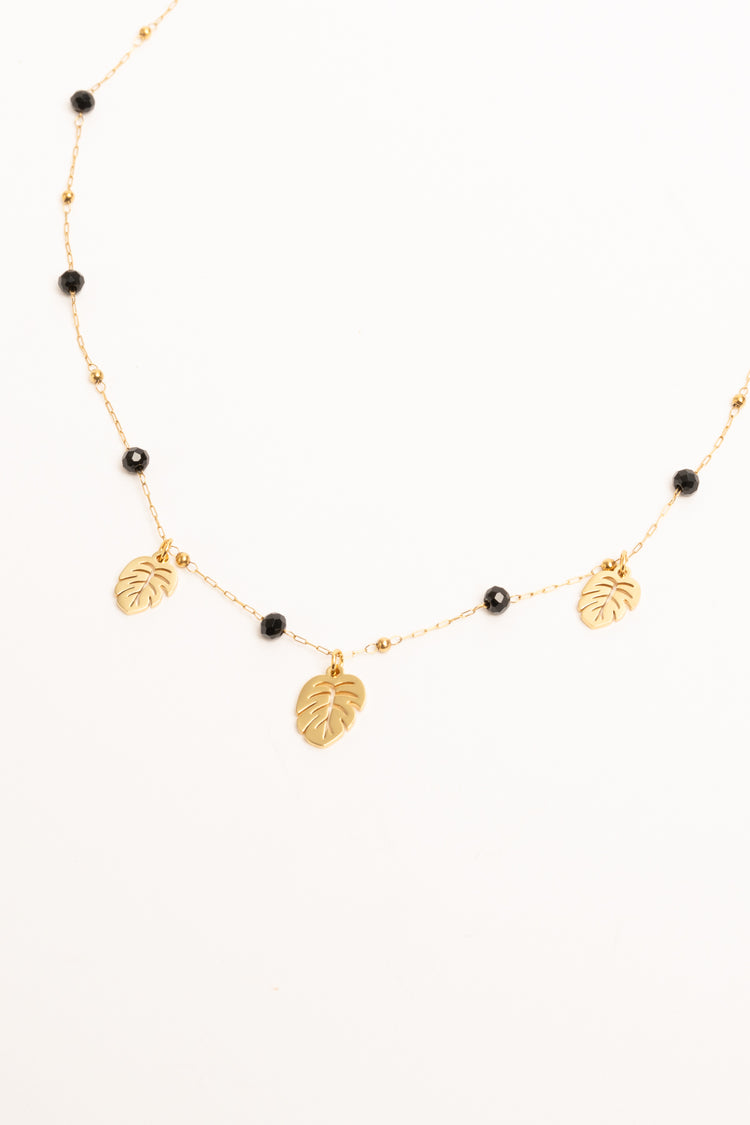 Collana con perline e pendenti a foglia oro