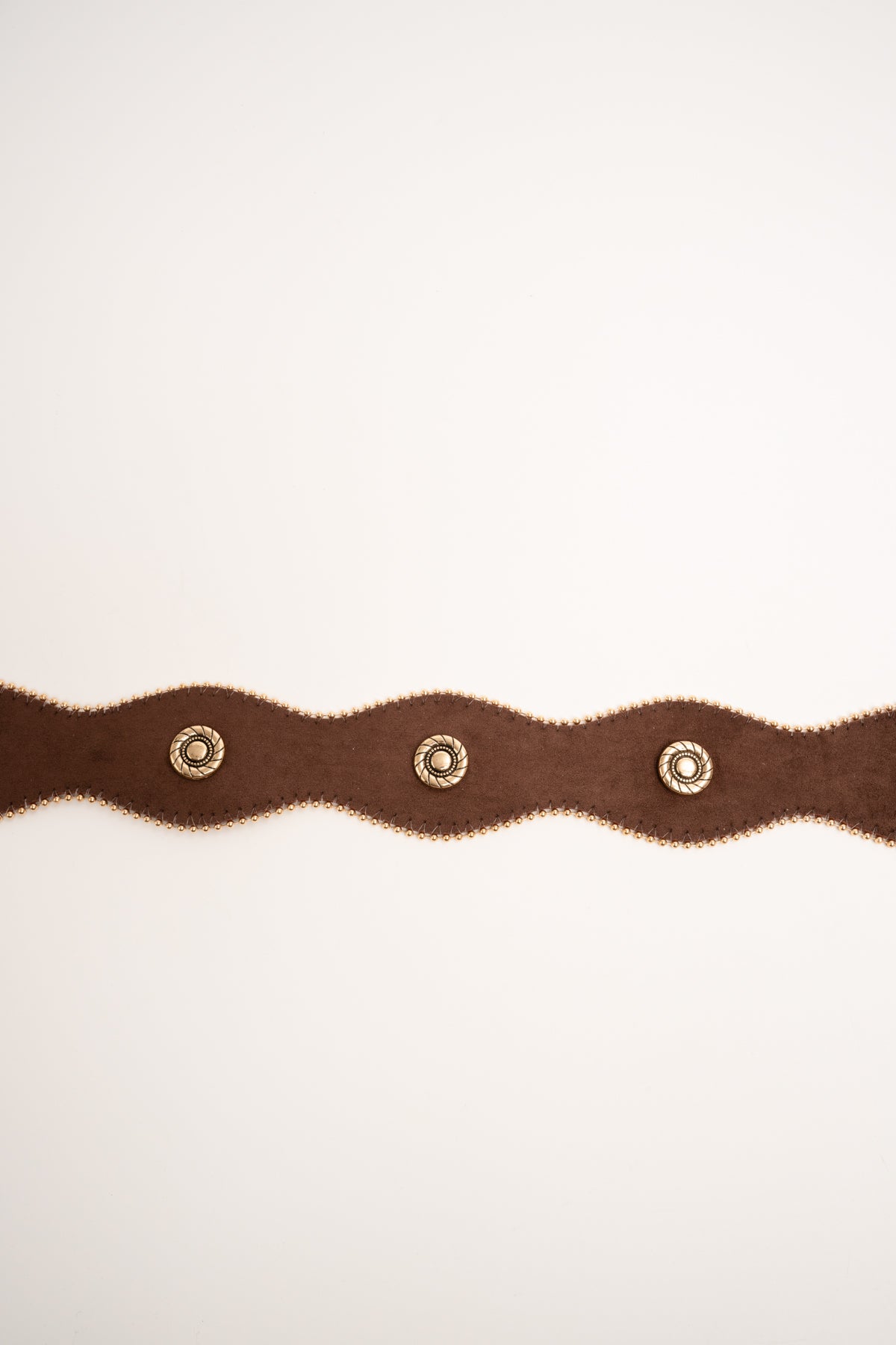 Cintura ondulata con borchie