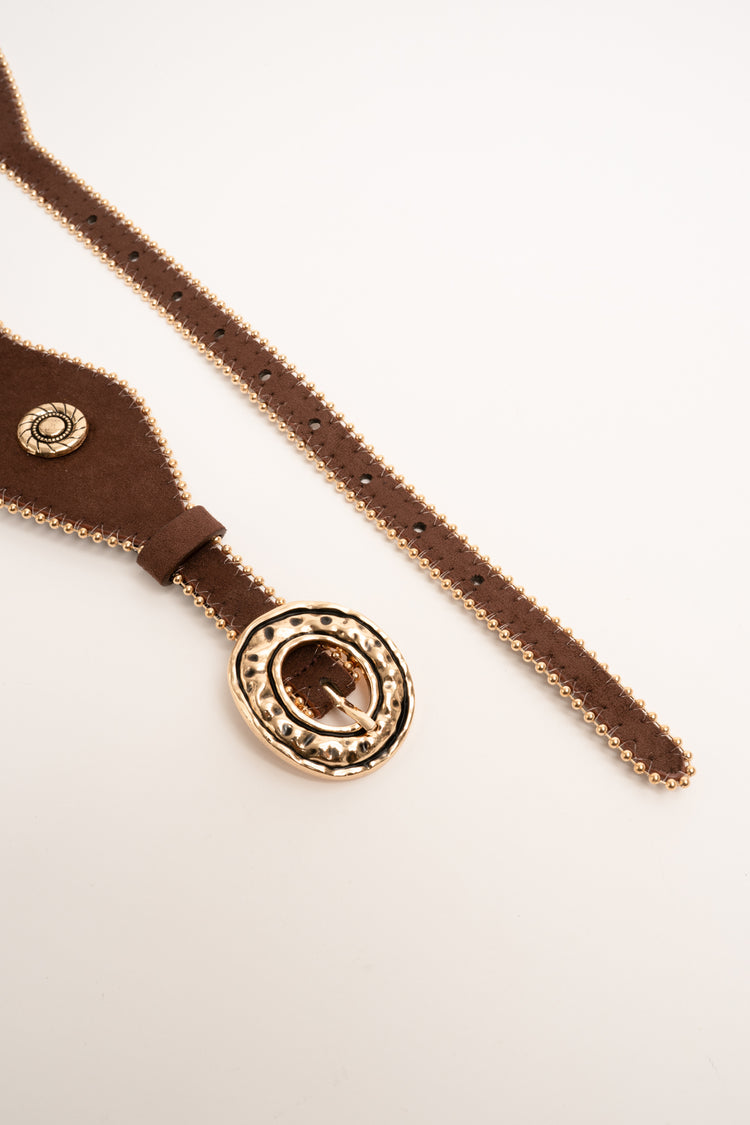 Cintura ondulata marrone con decorazione borchie