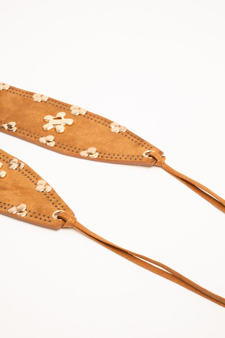 Cintura da annodare in faux suede cognac con decorazione a fiori
