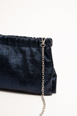 Pochette arricciata in tessuto lamé blu