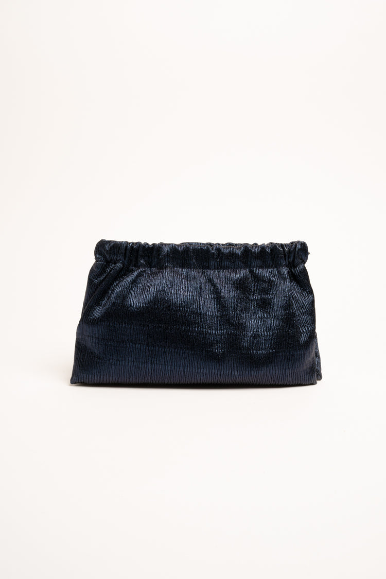 Pochette arricciata in tessuto lamé blu
