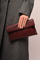 Pochette bordeaux con motivo intrecciato