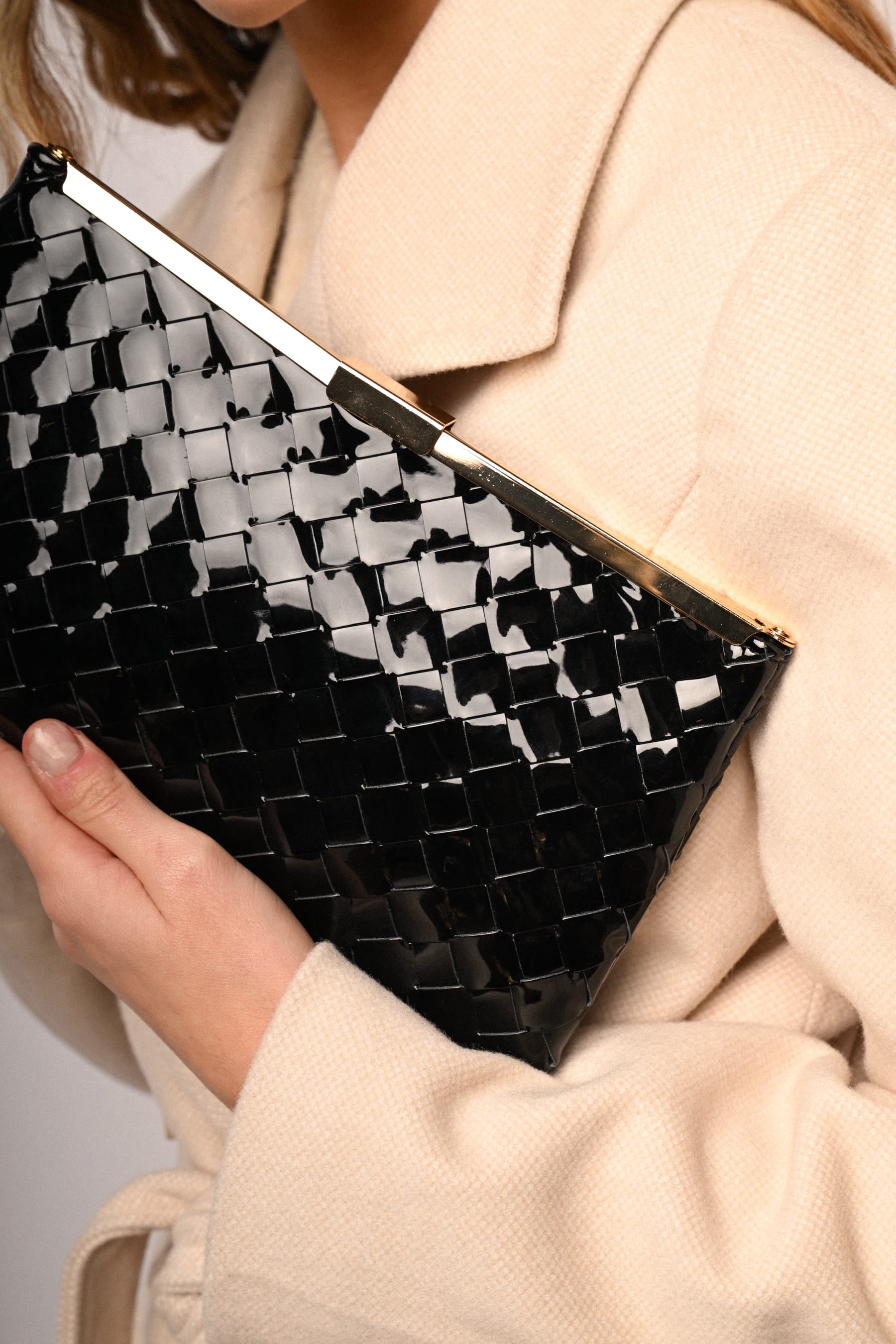 Pochette in vernice con motivo intrecciato