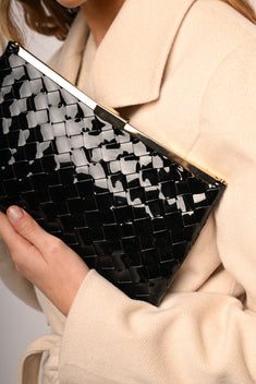 Pochette in vernice con motivo intrecciato