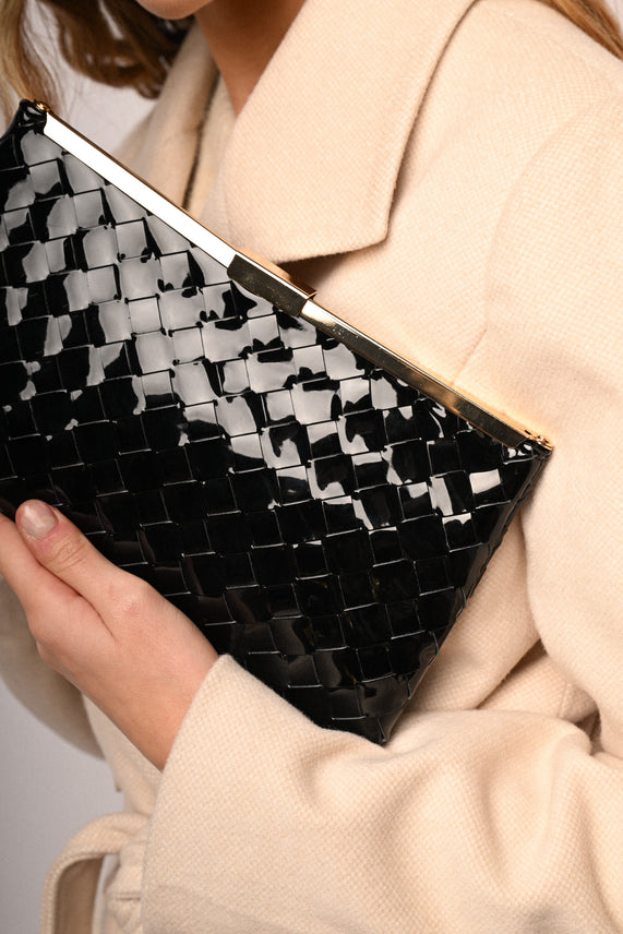 Pochette in vernice con motivo intrecciato