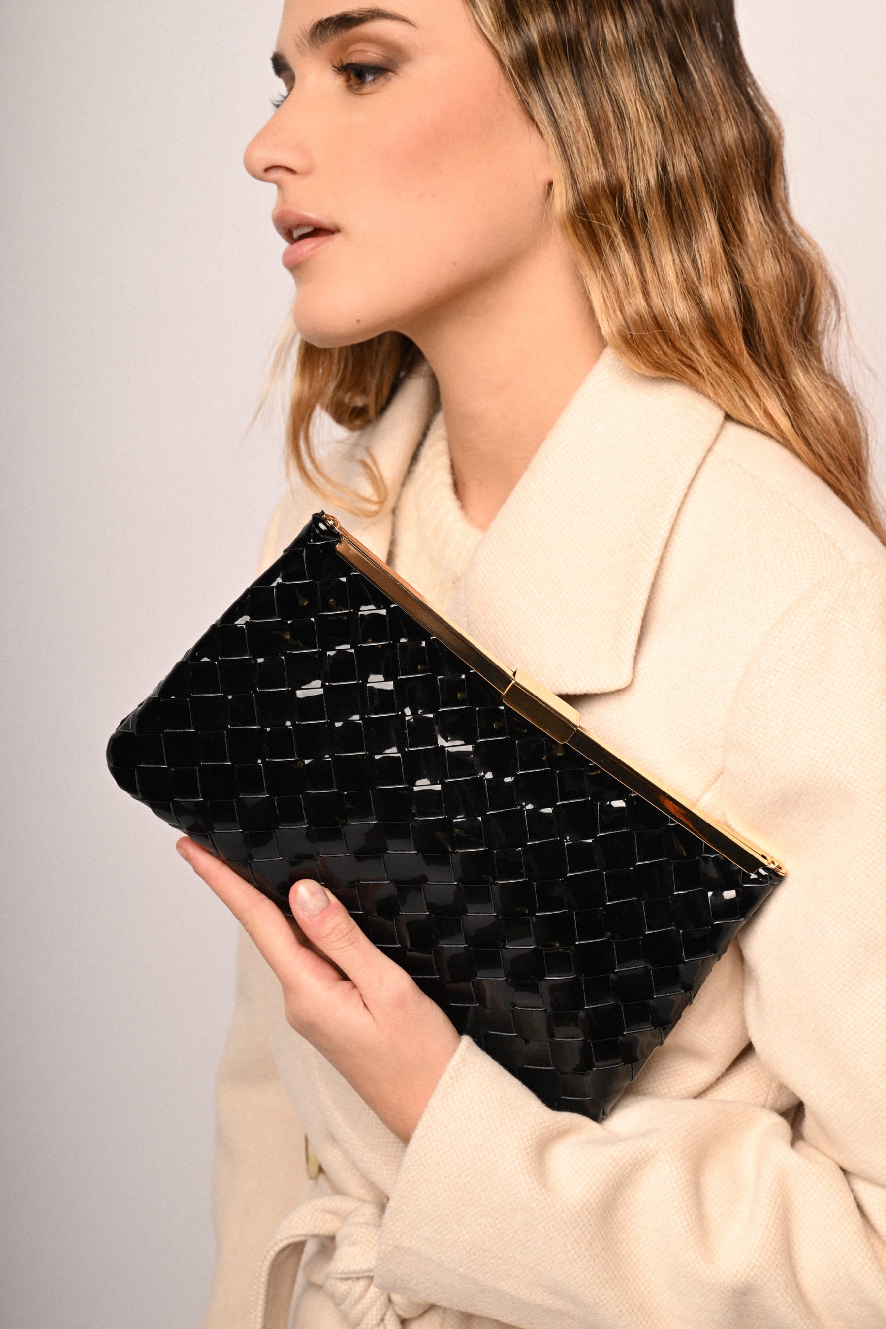 Pochette in vernice con motivo intrecciato