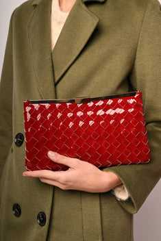 Pochette in vernice con motivo intrecciato