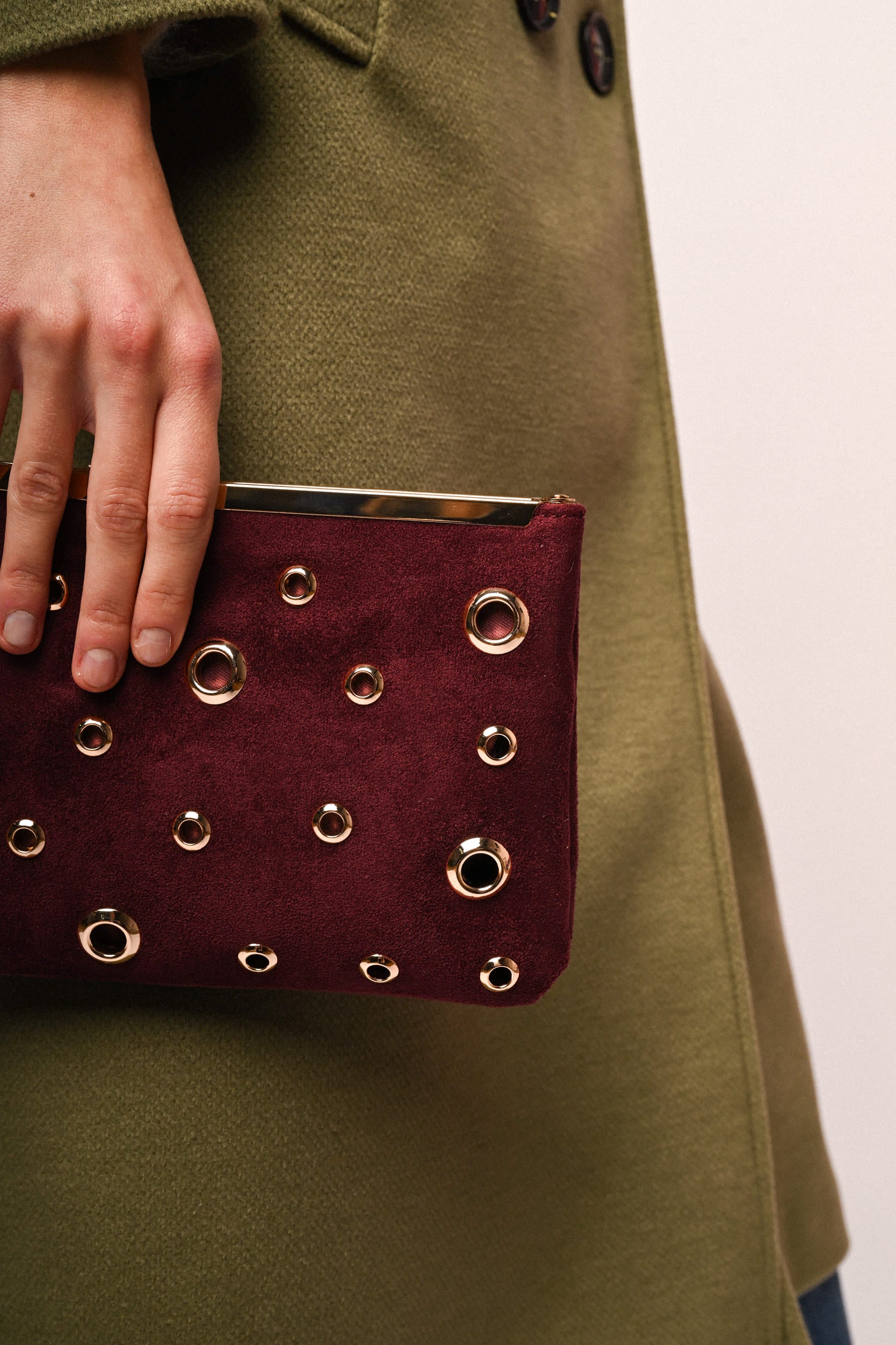 Pochette con decorazione borchie